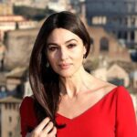 Monica Bellucci, Fransız ve İsviçre maliyesiyle başının belada olduğu bir başlığı yeniden yazma talebini alıyor ve başlığı doğal bir şekilde okunabilmesi için yaratıcı bir dil kullanarak yeniden yazıyor. İşte yeni başlık:"Monica Bellucci, Fransız ve İsviçre maliyesiyle başının derde girdiği haberleriyle gündemde"